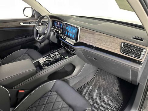 Used 2025 Volkswagen Atlas SEL Premium R-Line image 31