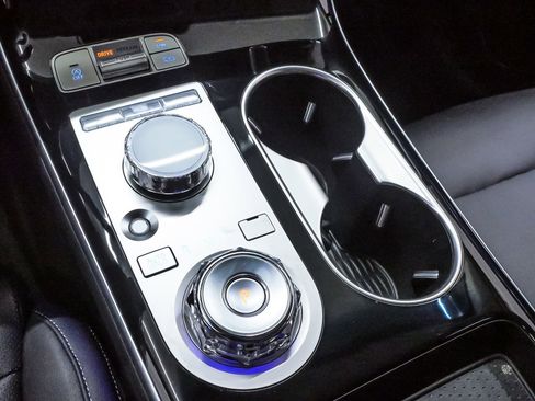 Certified 2026 Genesis GV70 2.5T AWD/4WD image 17