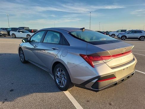 Used 2026 Hyundai Elantra Hybrid FWD image 8