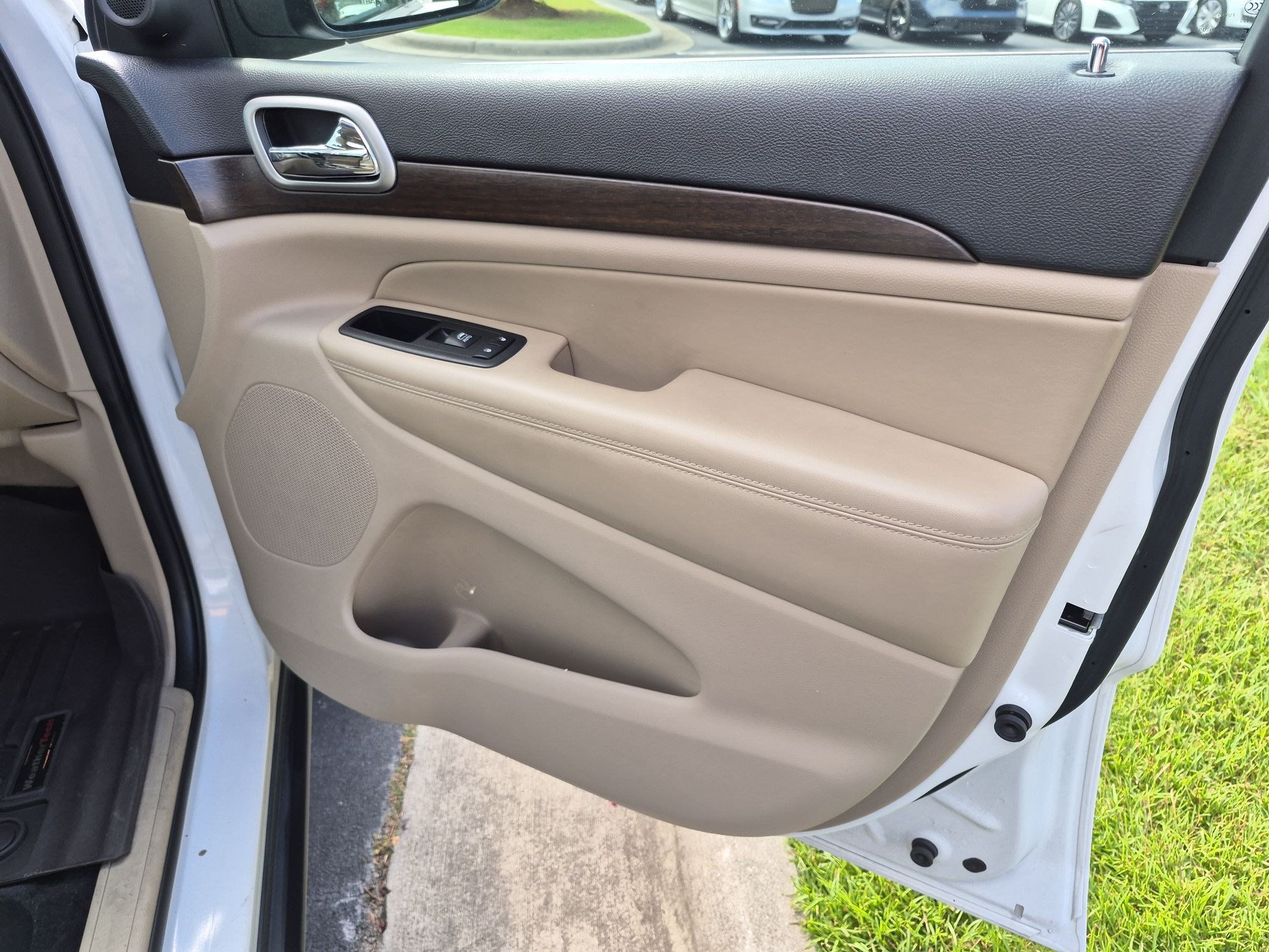 Used 2018 Jeep Grand Cherokee Laredo RWD image 24