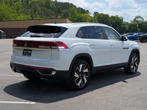 Used 2025 Volkswagen Atlas Cross Sport SE w/ Panoramic Sunroof Package FWD image 9