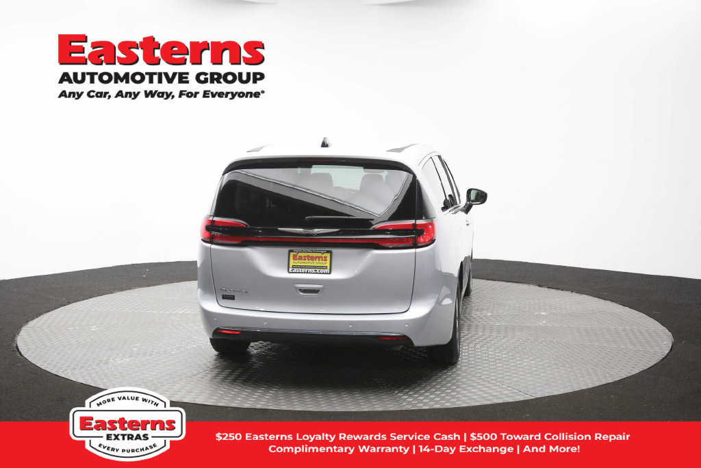 Used 2024 Chrysler Pacifica Touring-L FWD image 38