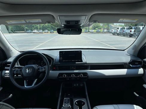Used 2025 Honda Pilot Touring image 10
