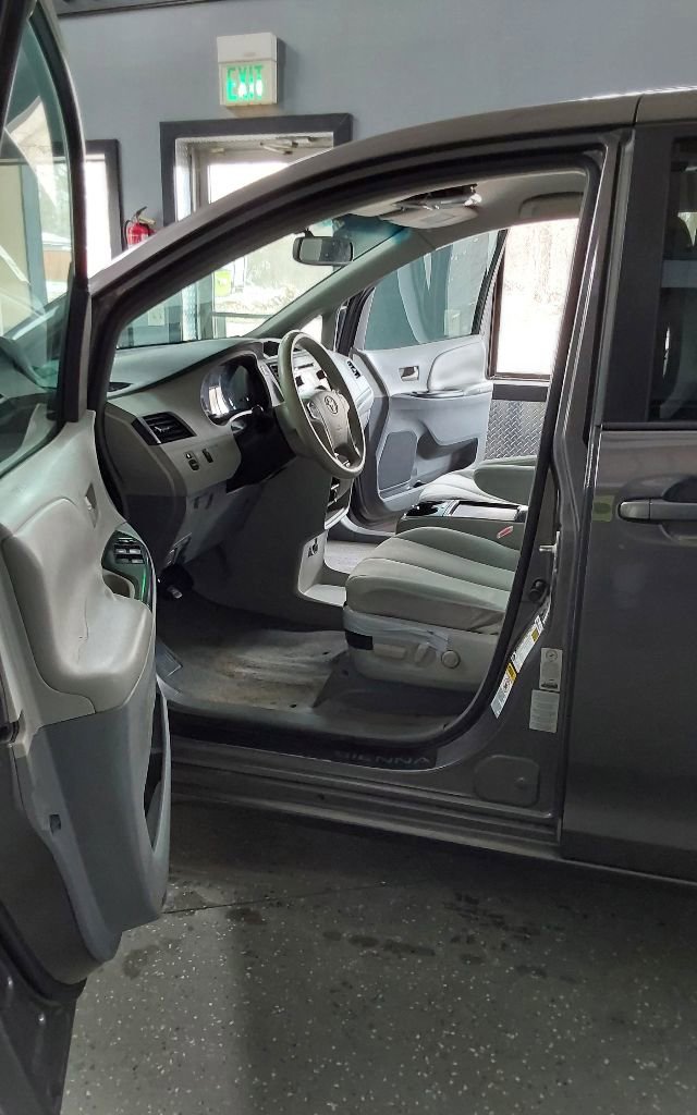 Used 2011 Toyota Sienna LE FWD image 15