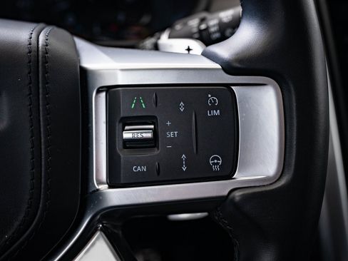 Certified 2024 Land Rover Discovery Metropolitan Edition image 27