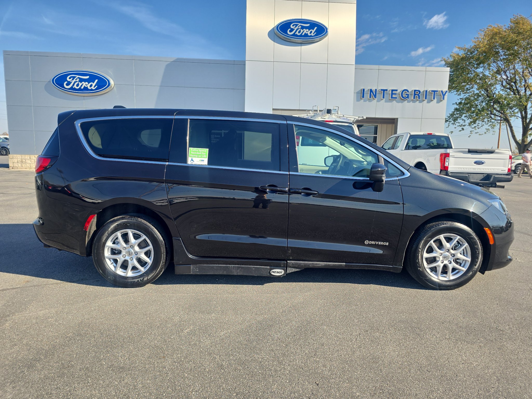 Used 2023 Chrysler Voyager LX FWD image 5