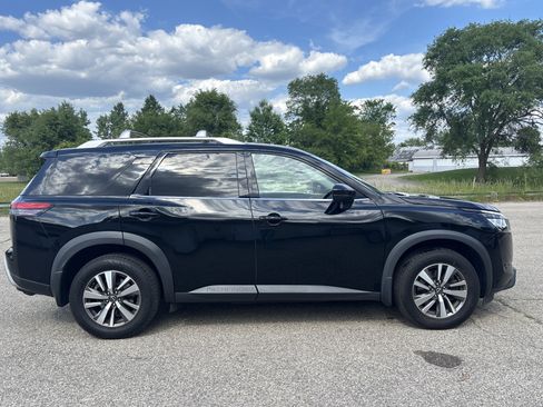 Used 2023 Nissan Pathfinder SL AWD/4WD image 2