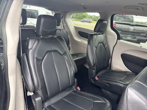 Used 2024 Chrysler Pacifica Touring-L FWD image 33
