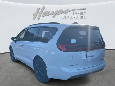 New 2026 Chrysler Pacifica Limited w/ S Appearance Package image 16