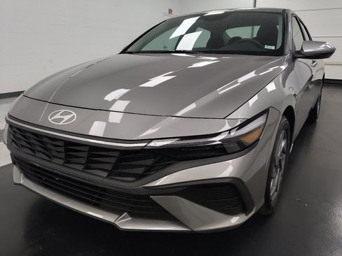 Used 2025 Hyundai Elantra Hybrid FWD image 15