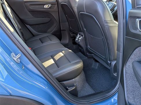 Used 2025 Volvo XC40 B5 Plus image 21