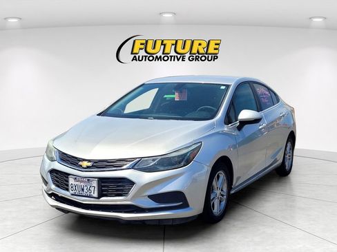 Used 2017 Chevrolet Cruze LT FWD image 3