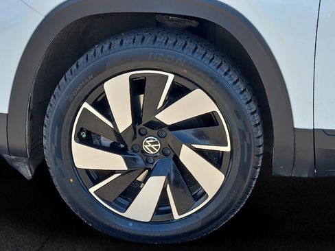 Used 2024 Volkswagen Atlas Cross Sport SE FWD image 8