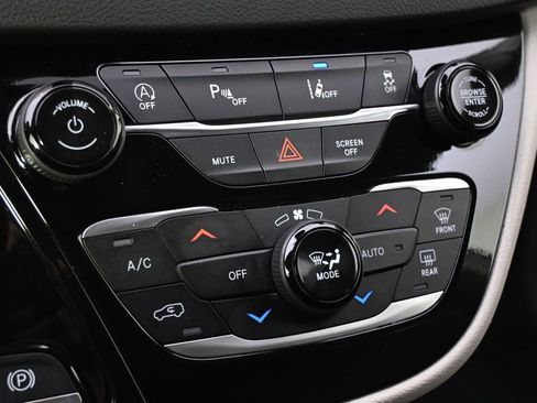 Used 2024 Chrysler Pacifica Touring-L image 32