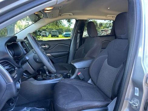 Used 2020 Jeep Cherokee Latitude FWD image 14