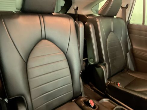 Used 2022 Toyota Highlander XLE FWD image 29