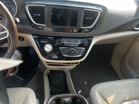 Used 2020 Chrysler Pacifica Touring-L image 14