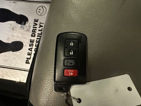 Used 2017 Toyota RAV4 Platinum image 17