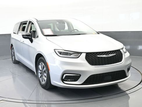 Used 2024 Chrysler Pacifica Select image 9