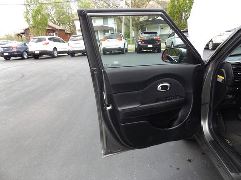 Used 2016 Kia Soul FWD image 18