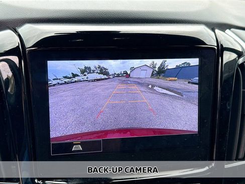 Used 2022 Chevrolet Traverse LT image 3