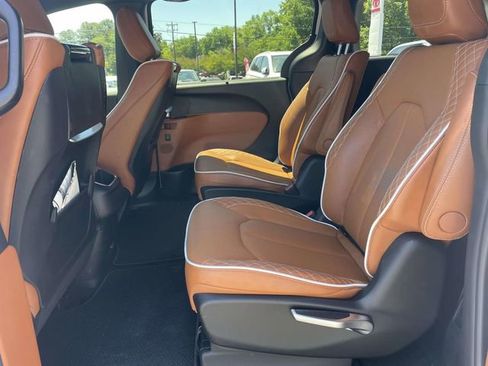 Used 2026 Chrysler Pacifica Pinnacle FWD image 10
