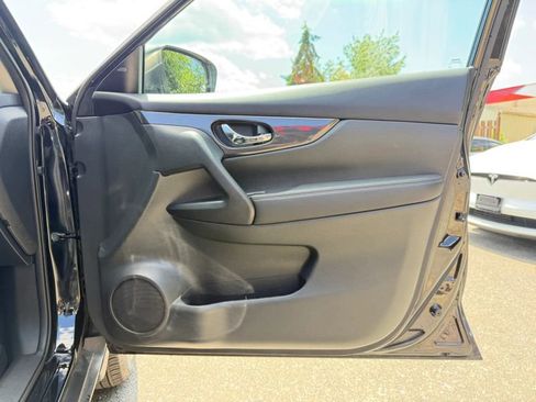 Used 2017 Nissan Rogue SV w/ Sun & Sound Touring Package AWD/4WD image 28