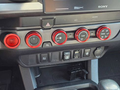 Used 2019 Toyota Tacoma TRD Sport AWD/4WD image 32