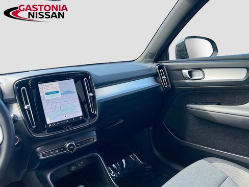 Used 2024 Volvo XC40 B5 Core image 32