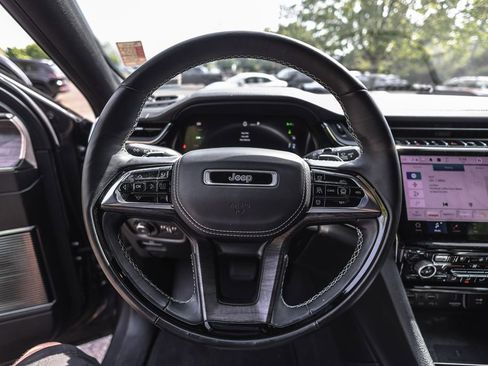 Used 2022 Jeep Grand Cherokee Overland w/ Advanced Protech Group III AWD/4WD image 9