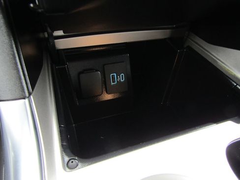 Used 2024 Ford Explorer XLT w/ Equipment Group 202A AWD/4WD image 36