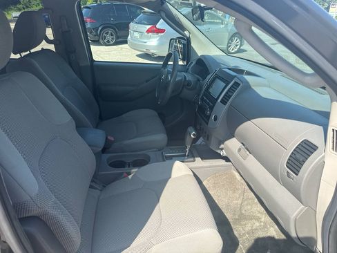 Used 2011 Nissan Frontier SV AWD/4WD image 10