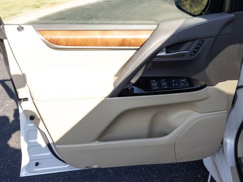 Used 2020 Lexus LX 570 4WD w/ Luxury Package image 19