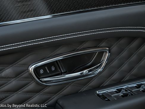 Used 2024 Bentley Bentayga image 23