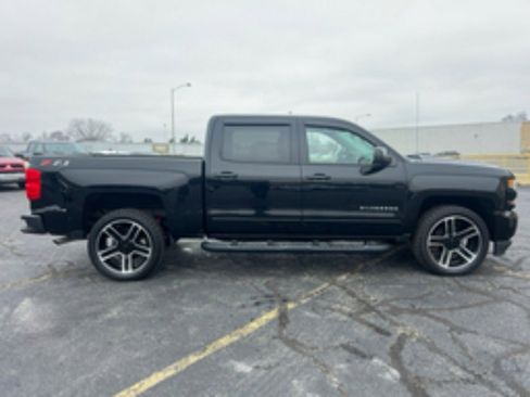 Used 2018 Chevrolet Silverado 1500 LT w/ LPO, Black Pack image 2