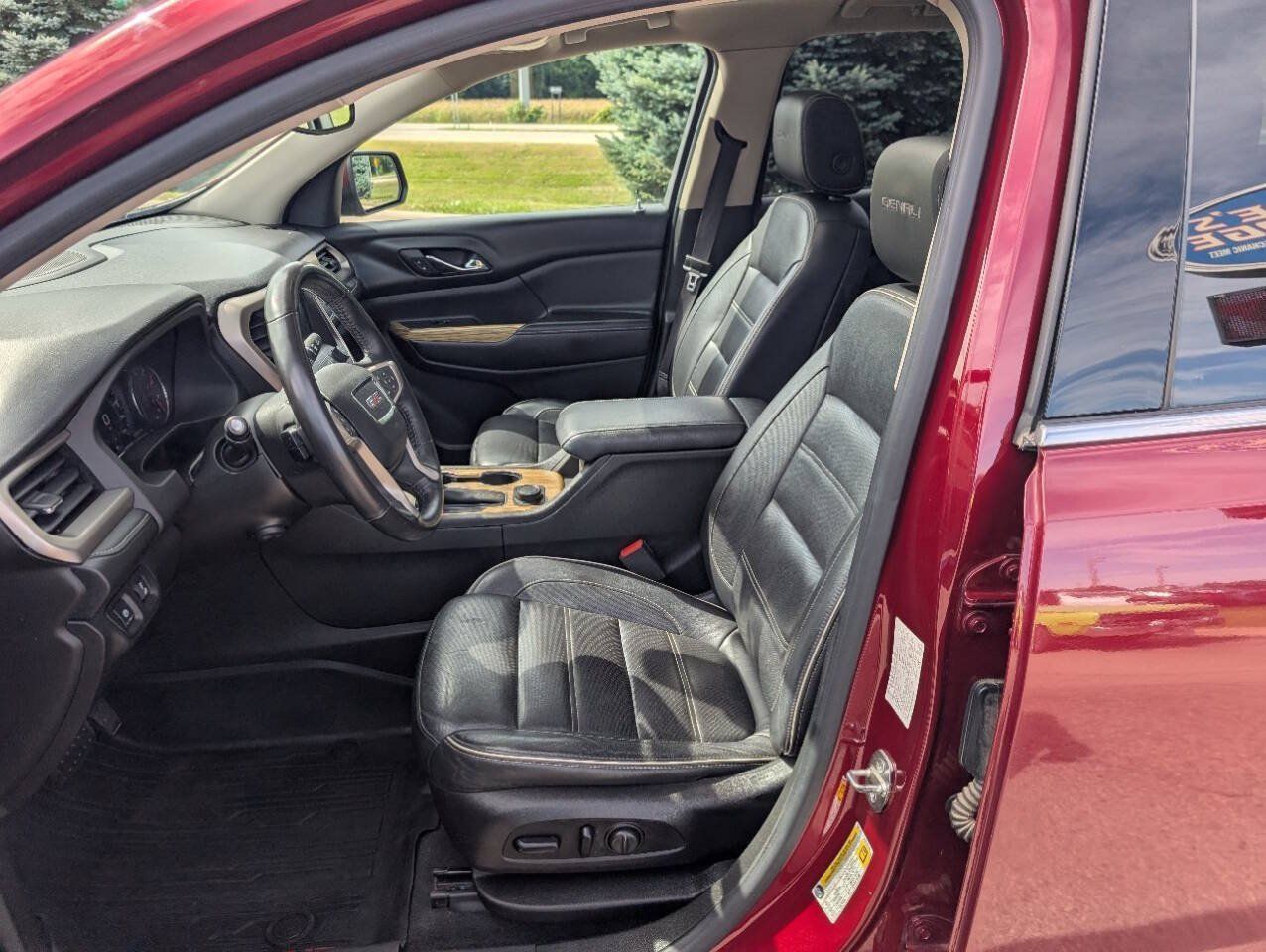 Used 2017 GMC Acadia Denali w/ Technology Package AWD/4WD image 15