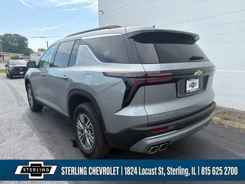 Used 2025 Chevrolet Traverse LT FWD image 2