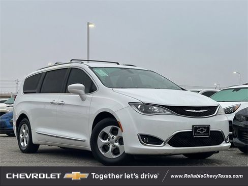 Used 2017 Chrysler Pacifica Touring-L Plus image 2