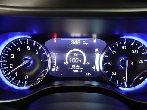 Used 2023 Chrysler Pacifica Touring-L FWD image 16