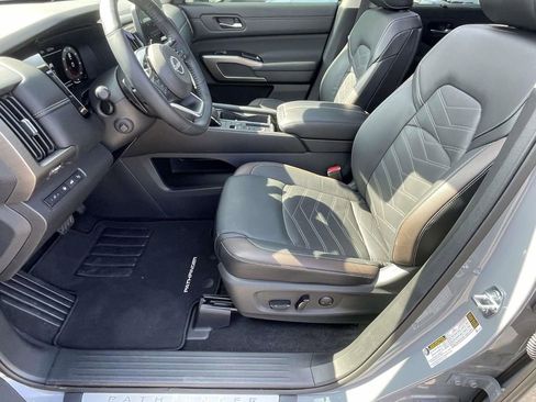 Used 2024 Nissan Pathfinder Platinum image 15