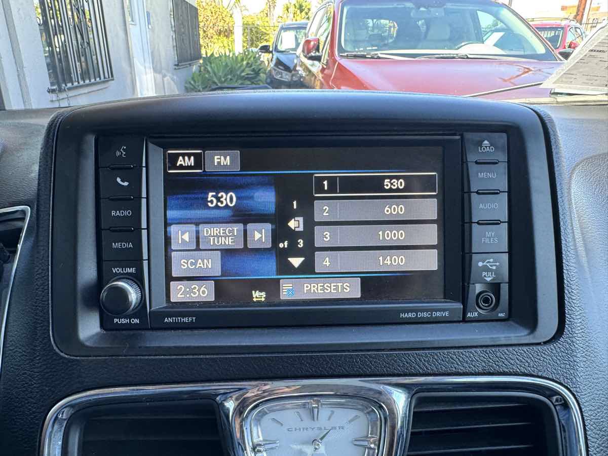 Used 2016 Chrysler Town & Country Touring FWD image 45