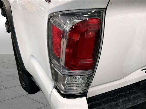 Used 2022 Toyota Tacoma TRD Off-Road w/ Technology Package AWD/4WD image 29