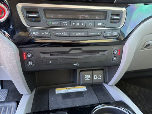 Used 2019 Honda Pilot Elite image 18