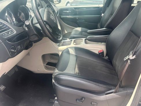 Used 2019 Dodge Grand Caravan SXT FWD image 10