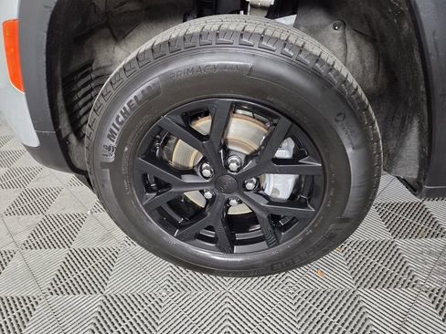 Certified 2025 Jeep Grand Cherokee Altitude image 10