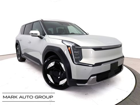 Certified 2024 Kia EV9 Light Long Range RWD image 1