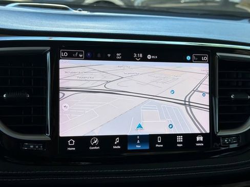 Used 2024 Chrysler Pacifica Limited FWD image 23