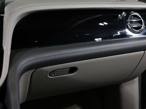 Used 2022 Bentley Bentayga image 25