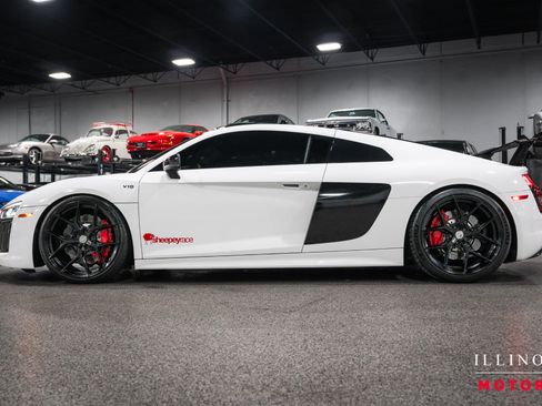 Used 2018 Audi R8 V10 w/ Premium Package RWD image 2