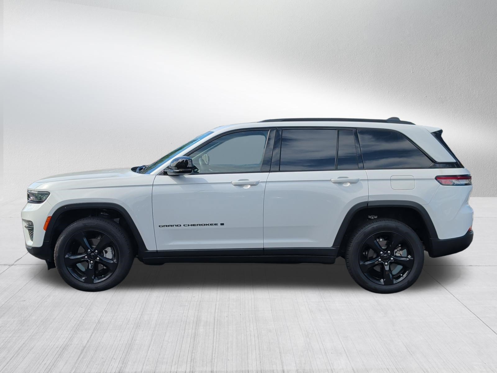 Used 2023 Jeep Grand Cherokee Limited w/ Black Appearance Package AWD/4WD image 4